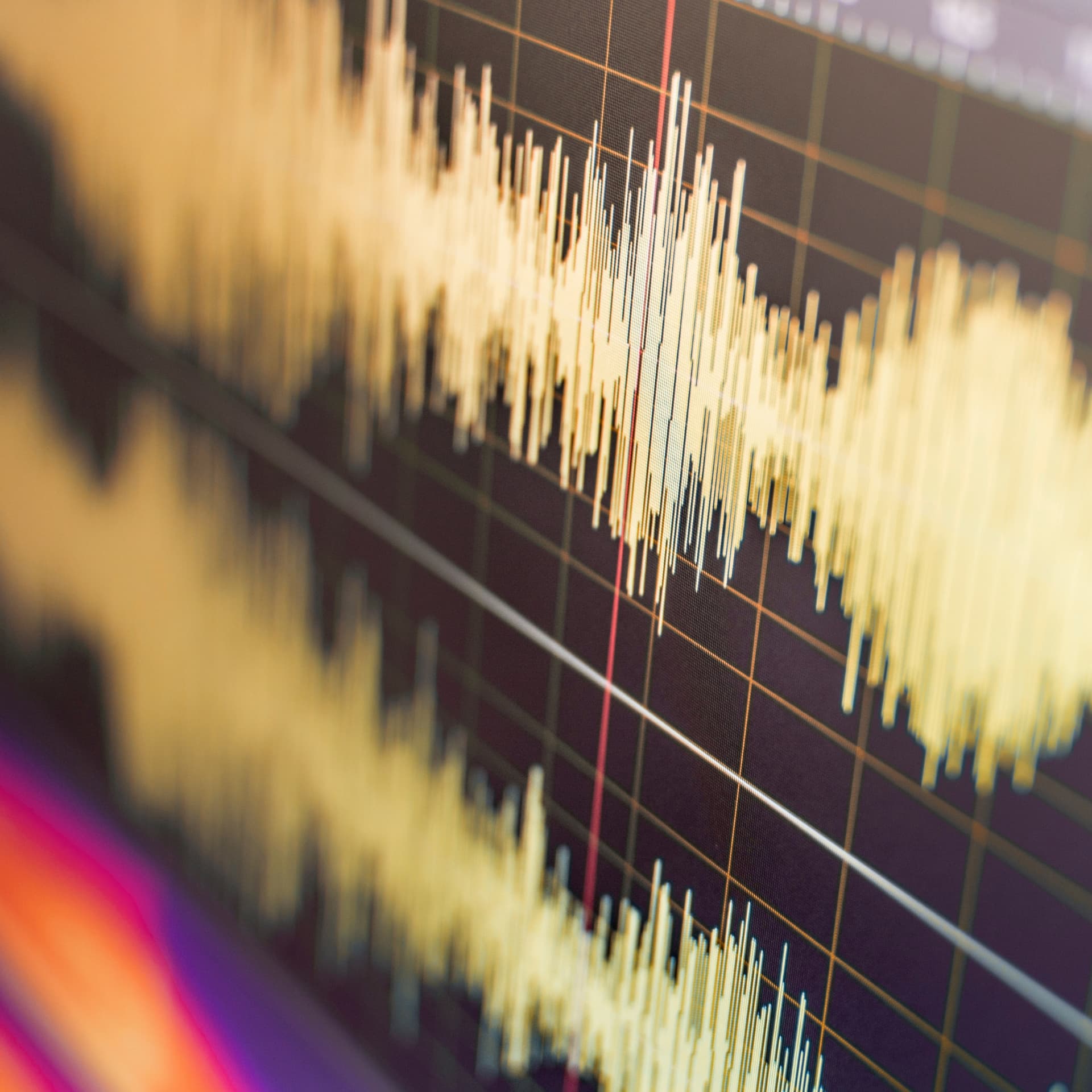 Audio waveform and spectrum analyzer display — sound frequency guide.